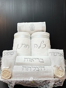 מארז לחתן וכלה מעוצב בסלסלה מארז לחתן וכלה מעוצב בסלסלה