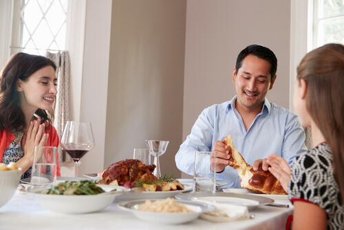 משפחה בארוחת שישי