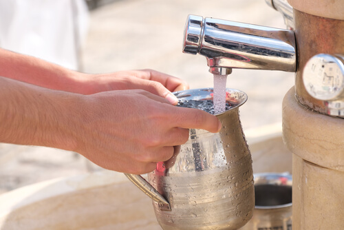 בחור ממלא מים לנטילת ידיים