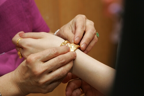 הענקת תכשיט מתנה לחינה